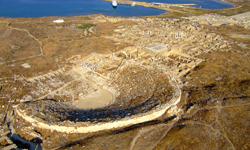 Αεροφωτογραφία του αρχαίου θεάτρου της Δήλου και του πιλοτικού θεατρικού χώρου του έργου ARGUS.